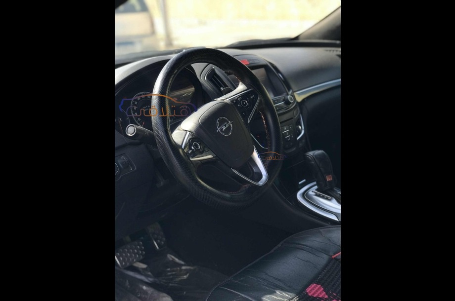 Insignia Opel الأزرق الداكن