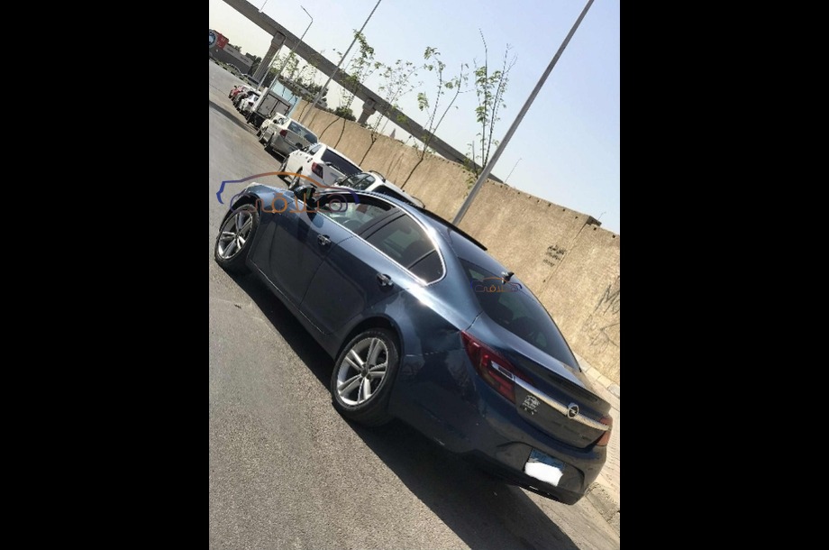 Insignia Opel الأزرق الداكن