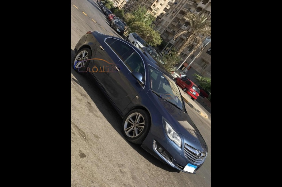 Insignia Opel الأزرق الداكن