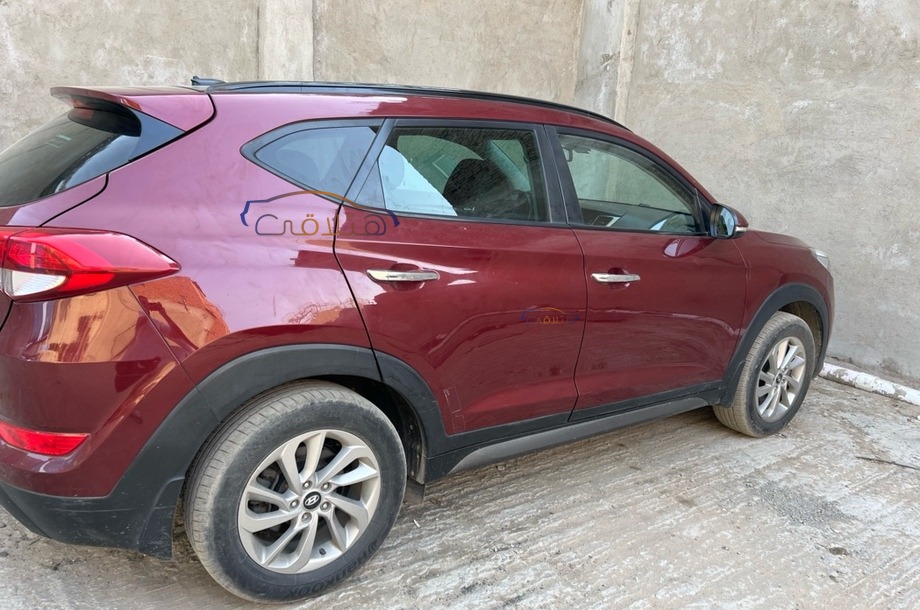 Tucson Hyundai Dark red