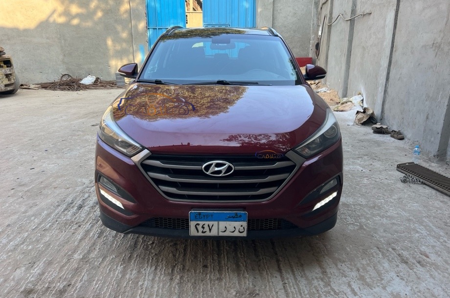 Tucson Hyundai Dark red
