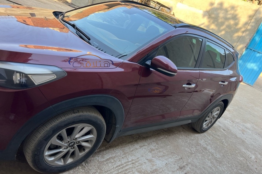 Tucson Hyundai Dark red