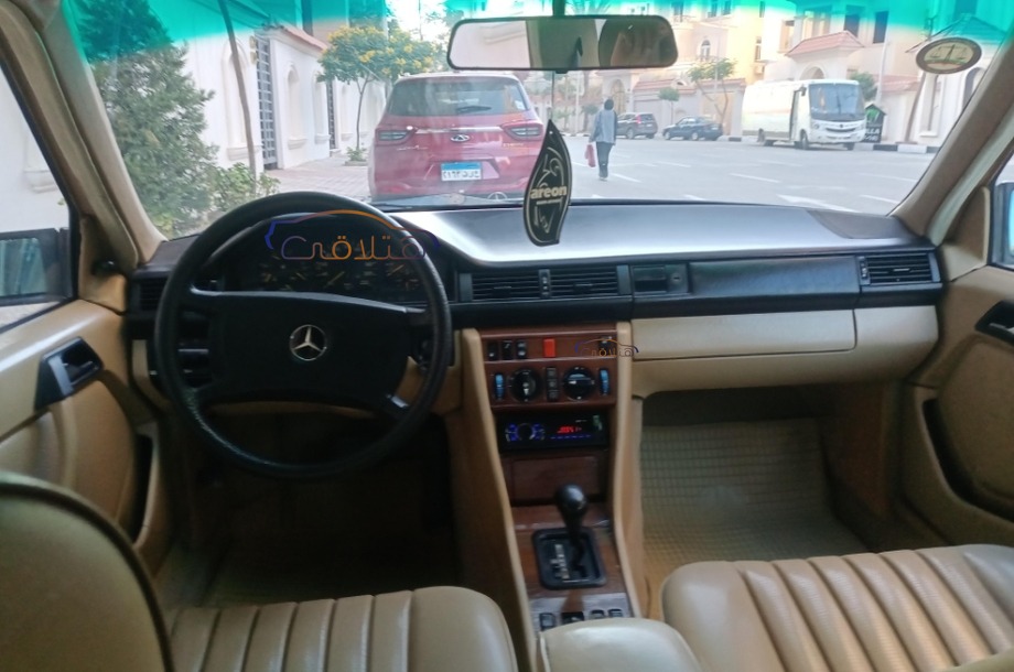 200 Mercedes ذهبي