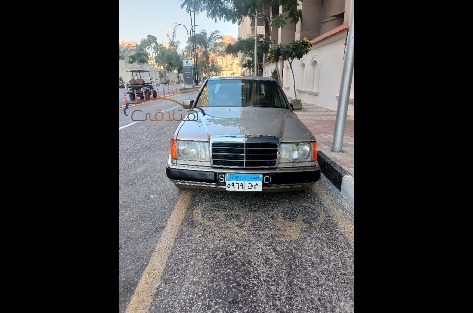 200 Mercedes ذهبي