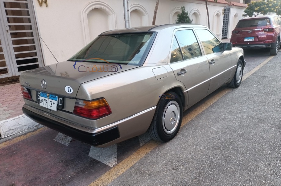 200 Mercedes ذهبي