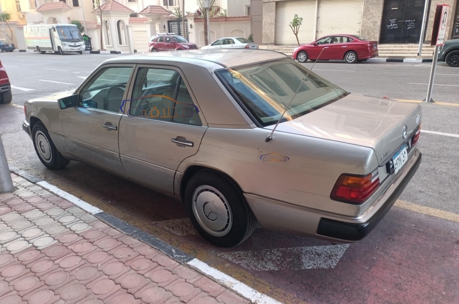 200 Mercedes ذهبي