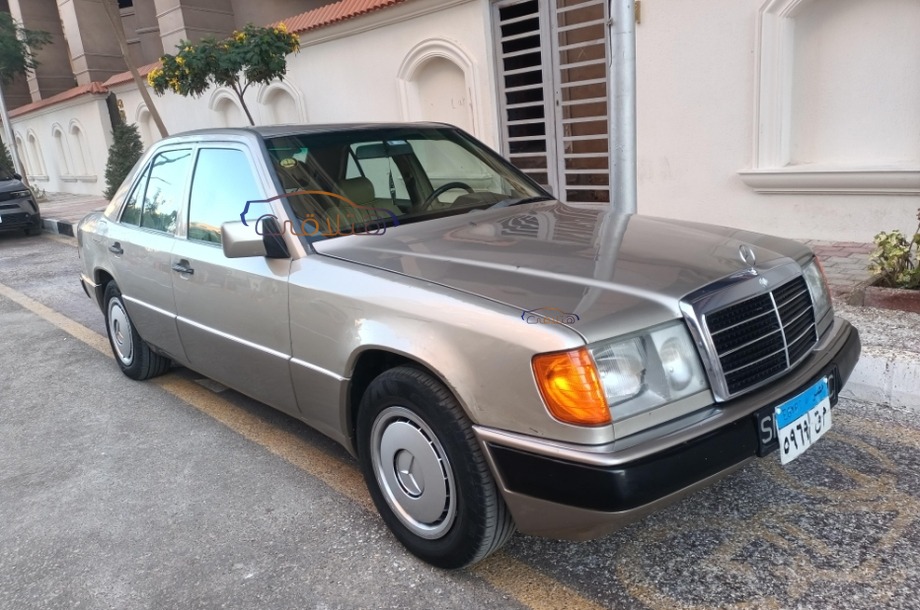 200 Mercedes ذهبي