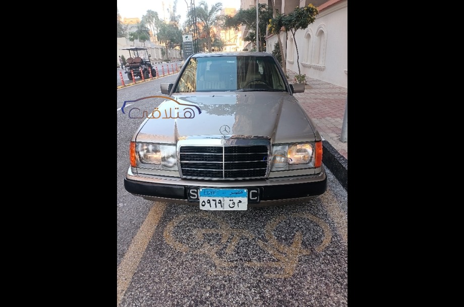 200 Mercedes ذهبي