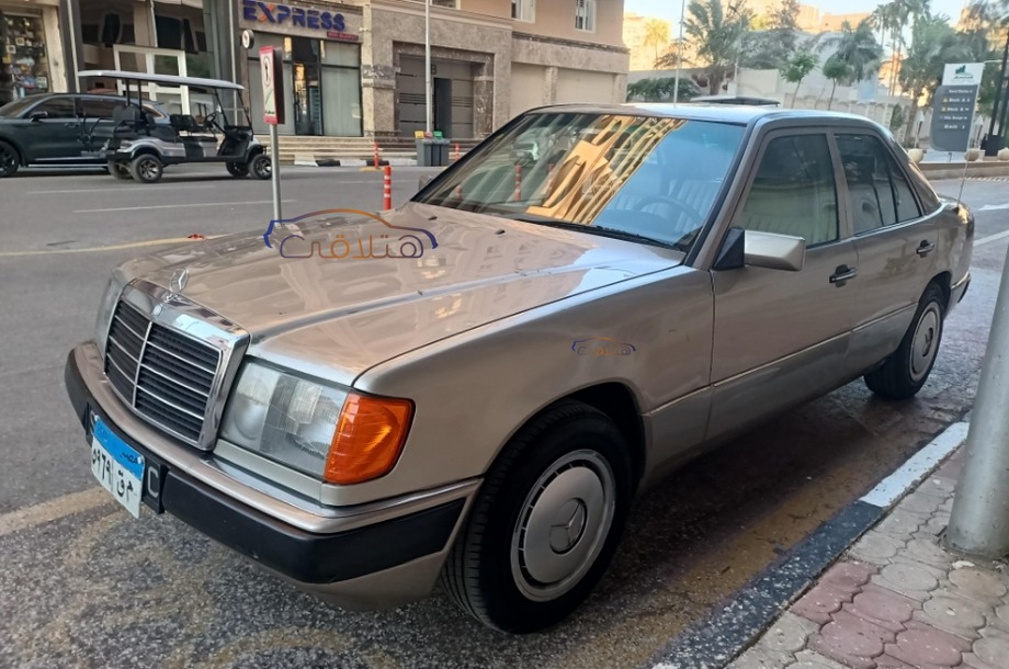 200 Mercedes ذهبي