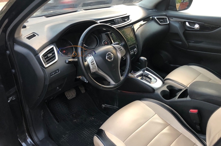 Qashqai Nissan أسود