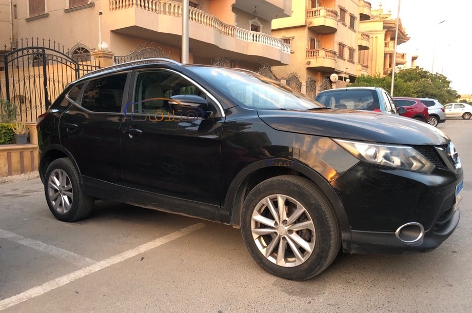 Qashqai Nissan أسود