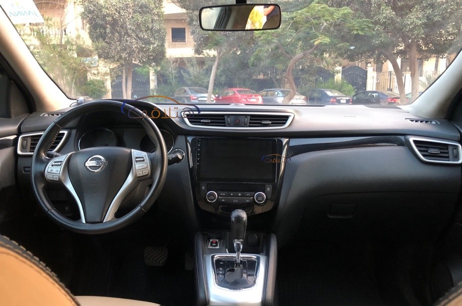 Qashqai Nissan أسود
