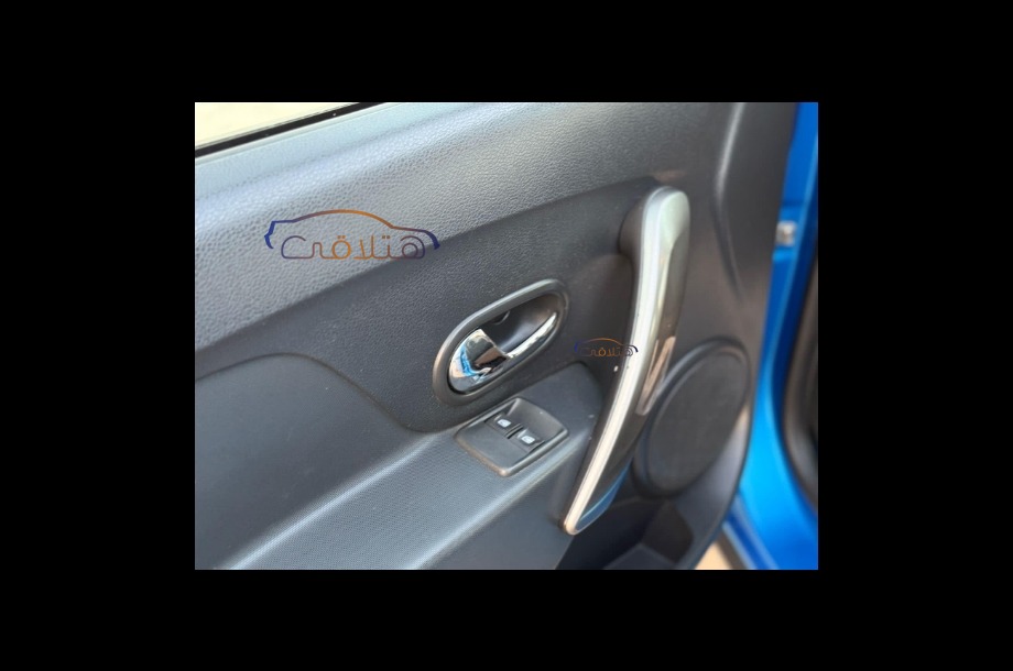 Sandero Step Way Renault الأزرق الداكن