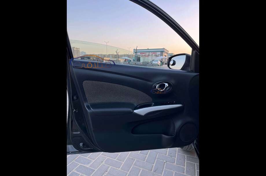 Sunny Nissan أسود