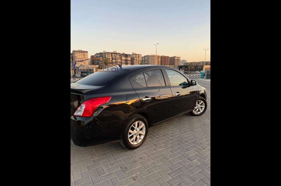 Sunny Nissan أسود