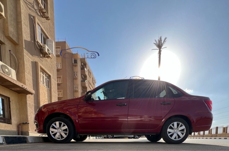 Granta Lada احمر