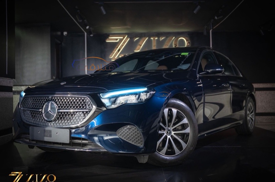 E 200 Mercedes الأزرق الداكن
