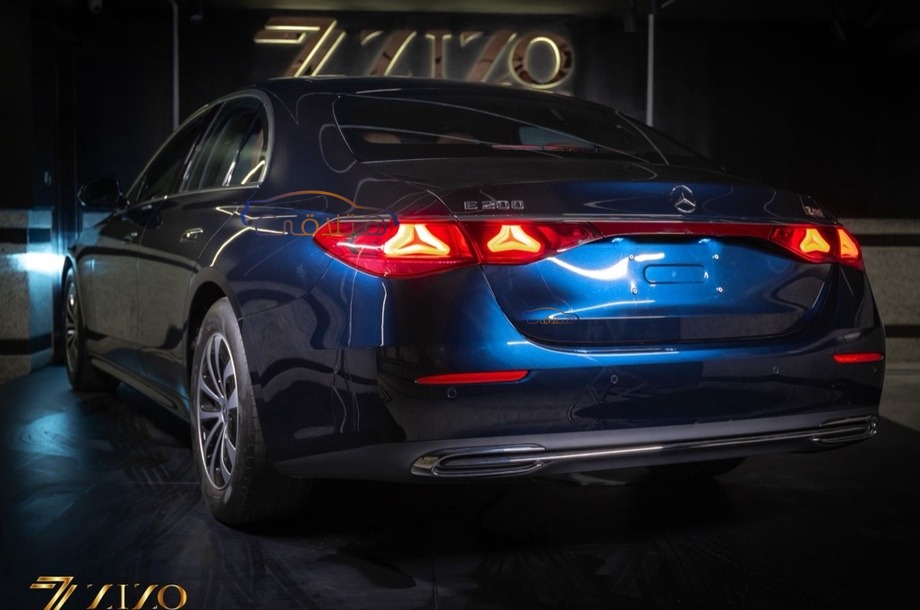E 200 Mercedes الأزرق الداكن