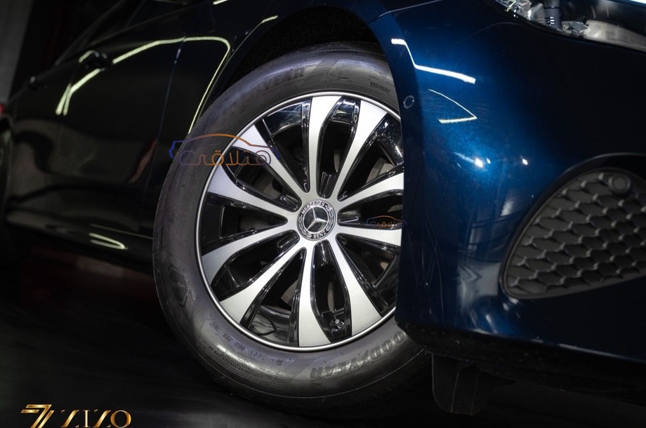 E 200 Mercedes الأزرق الداكن