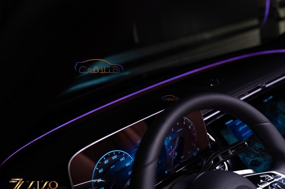 E 200 Mercedes الأزرق الداكن