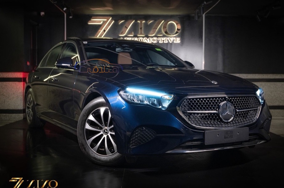E 200 Mercedes الأزرق الداكن