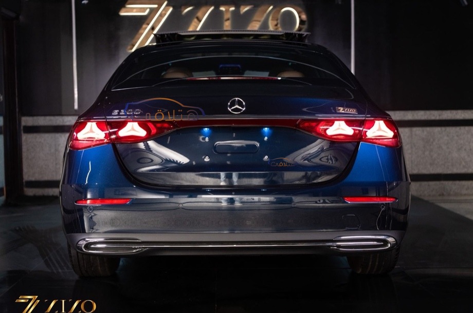 E 200 Mercedes الأزرق الداكن