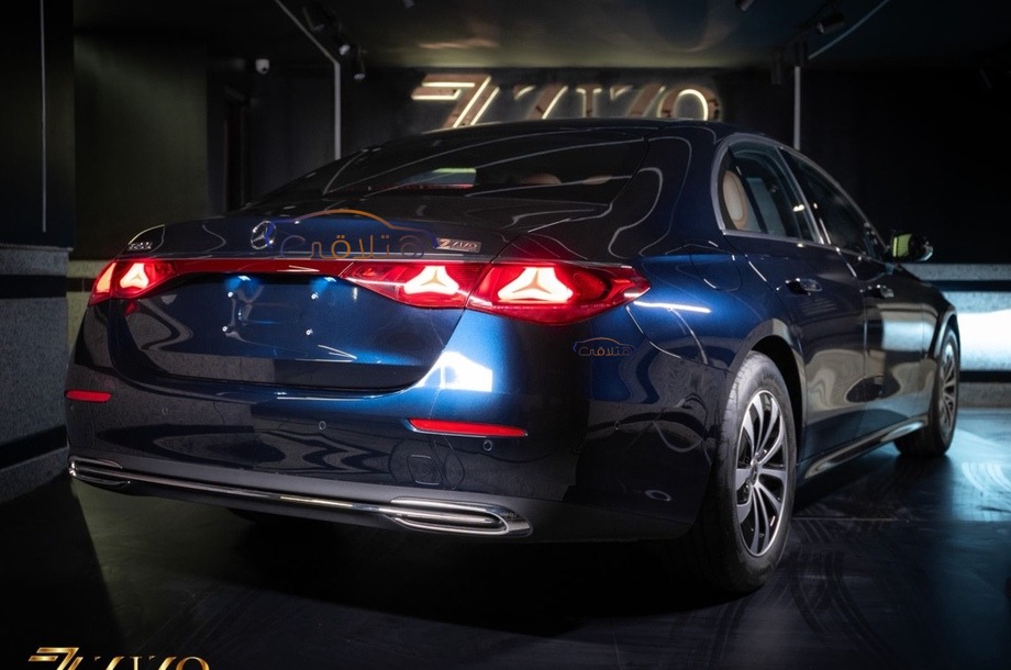 E 200 Mercedes الأزرق الداكن
