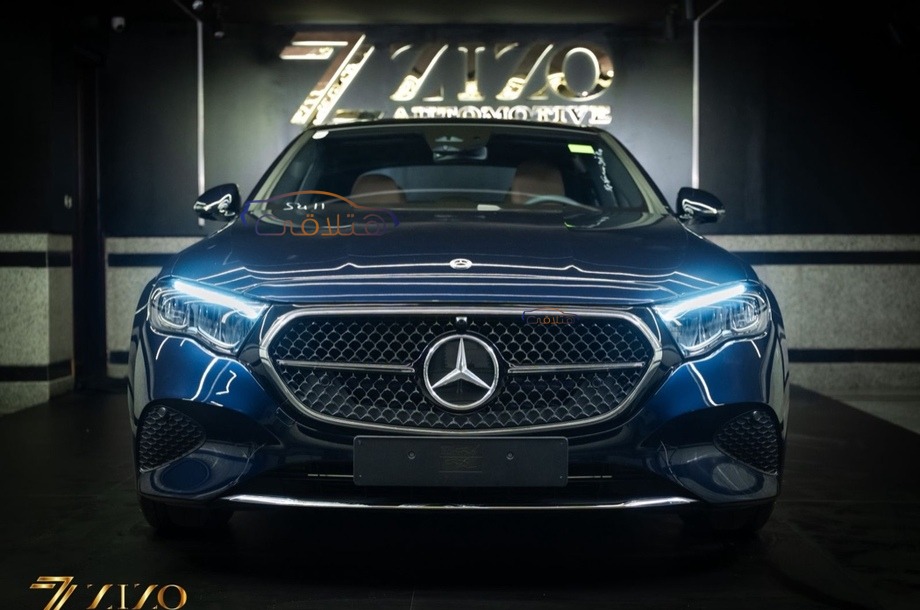 E 200 Mercedes الأزرق الداكن