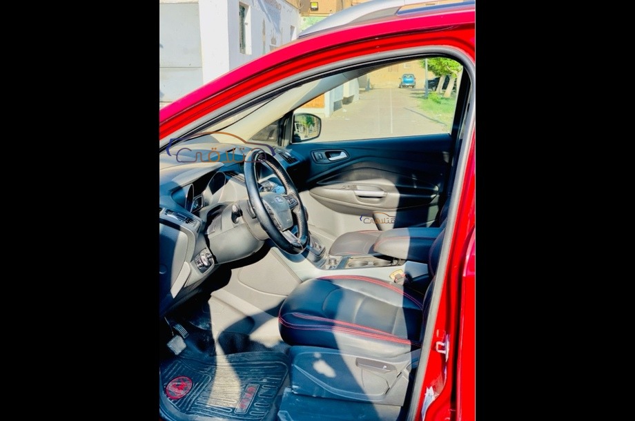 Kuga Ford احمر