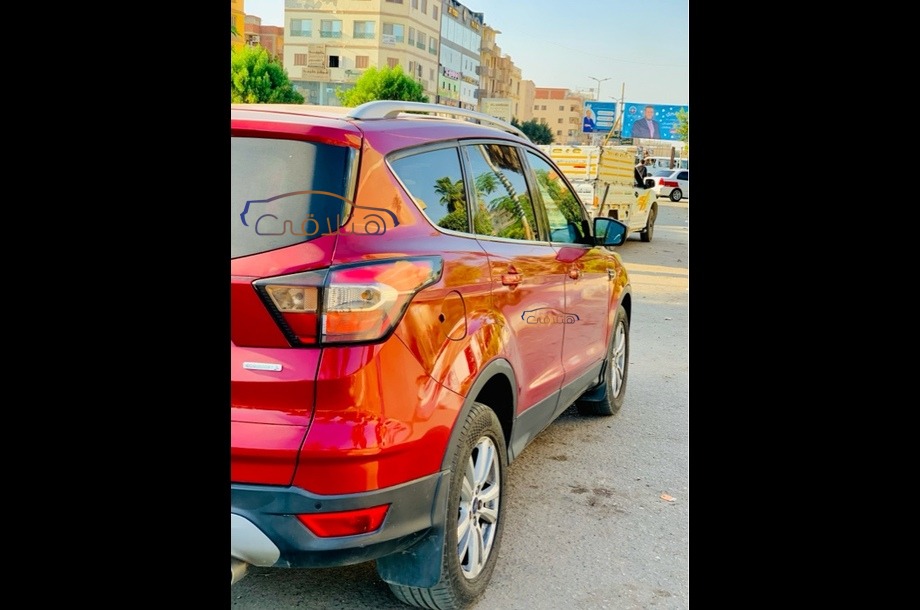 Kuga Ford احمر