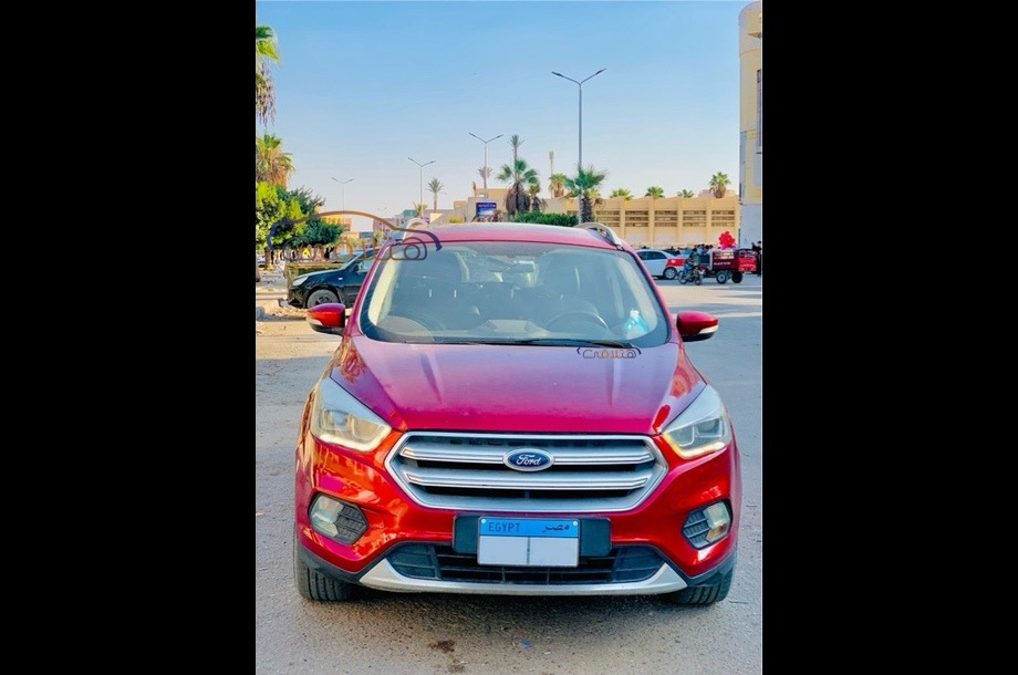 Kuga Ford احمر