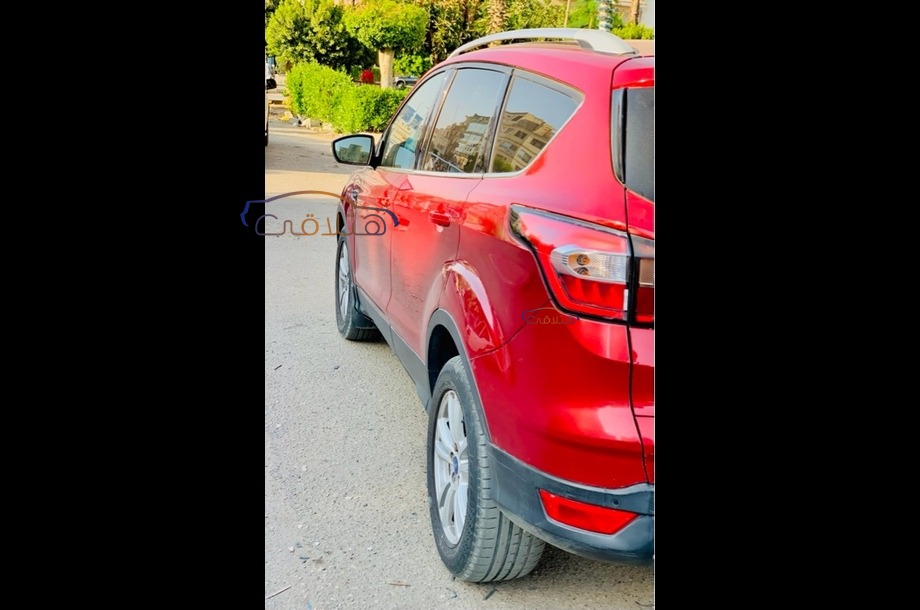 Kuga Ford احمر