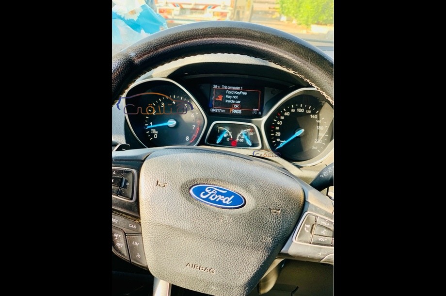 Kuga Ford احمر