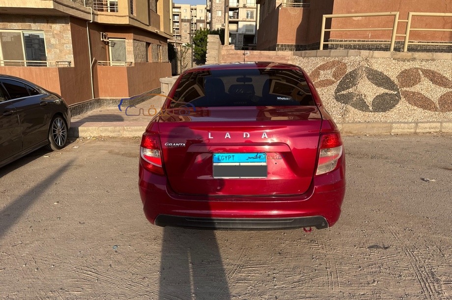 Granta Lada احمر