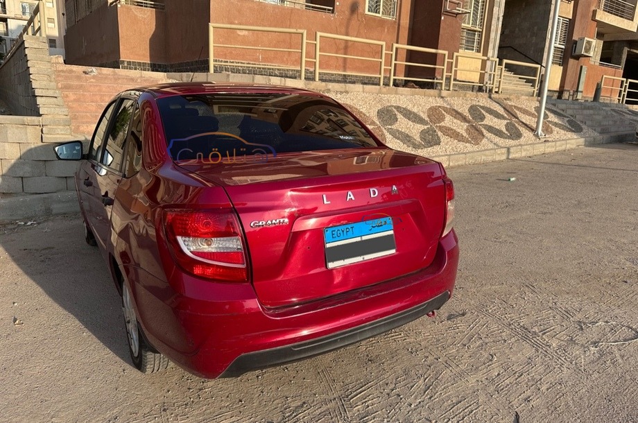 Granta Lada احمر