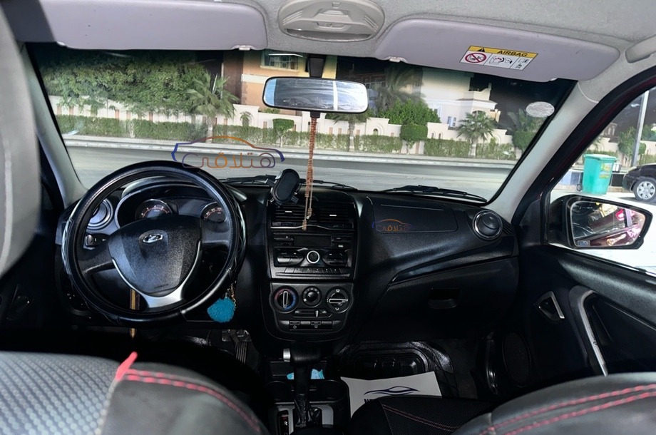 Granta Lada احمر