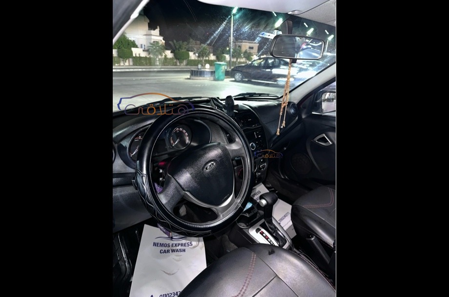 Granta Lada احمر