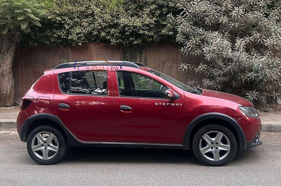 Sandero Step Way Renault احمر غامق