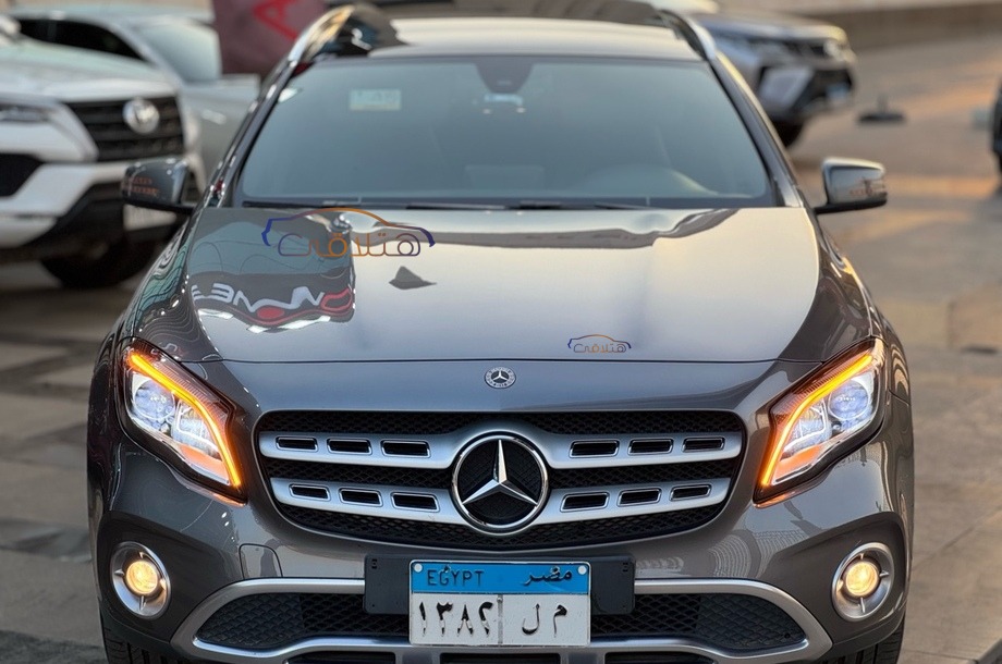 GLA 200 Mercedes رمادي