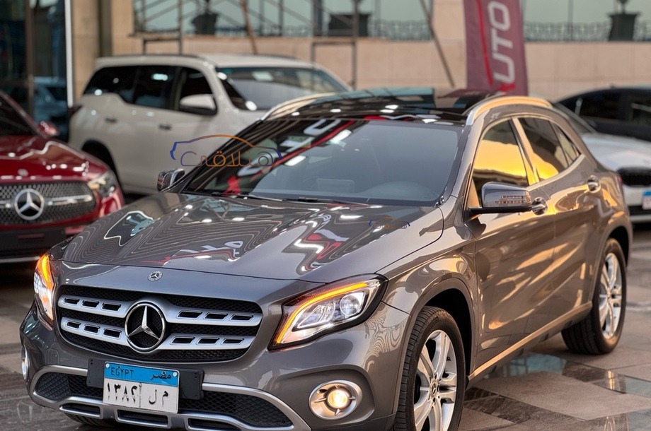 GLA 200 Mercedes رمادي