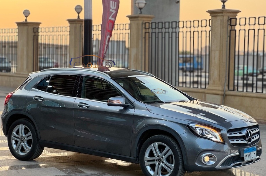 GLA 200 Mercedes رمادي