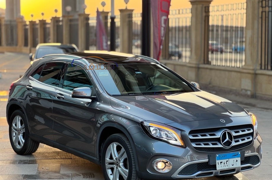 GLA 200 Mercedes رمادي