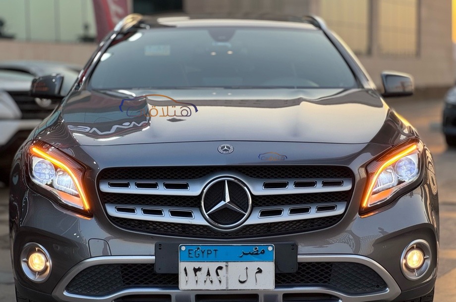 GLA 200 Mercedes رمادي