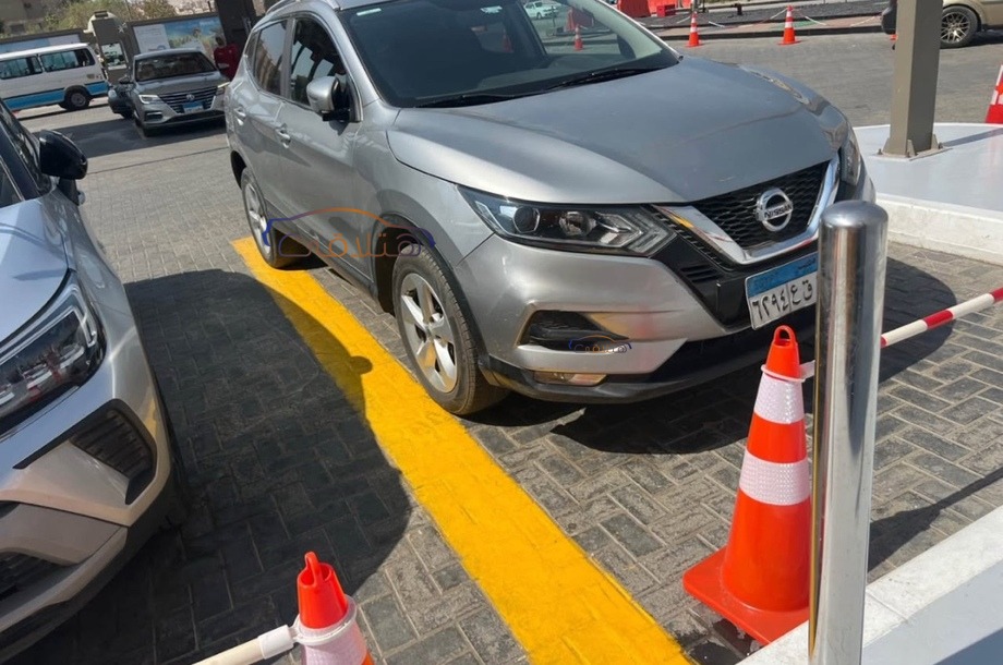 Qashqai Nissan فضي