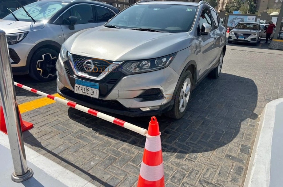 Qashqai Nissan فضي