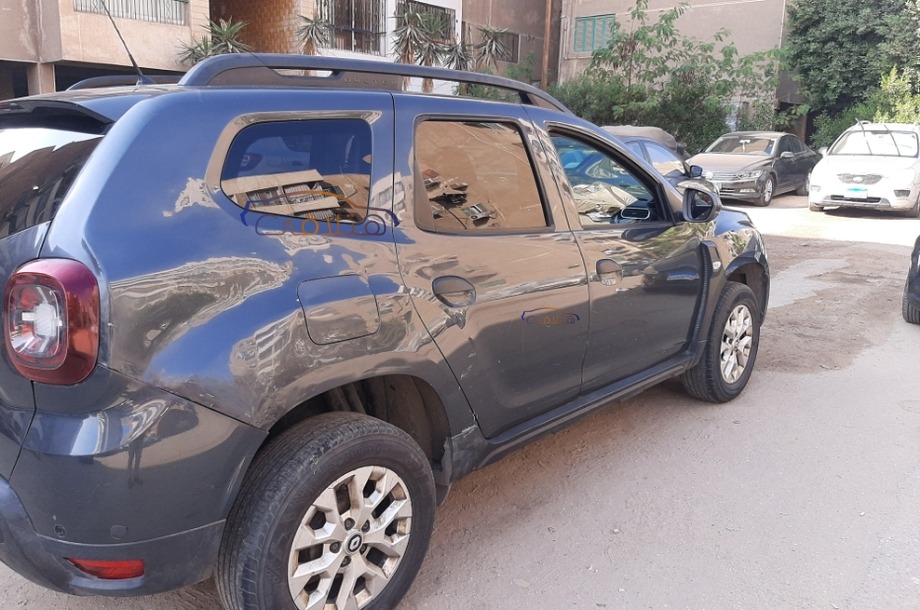 Duster Renault رمادي