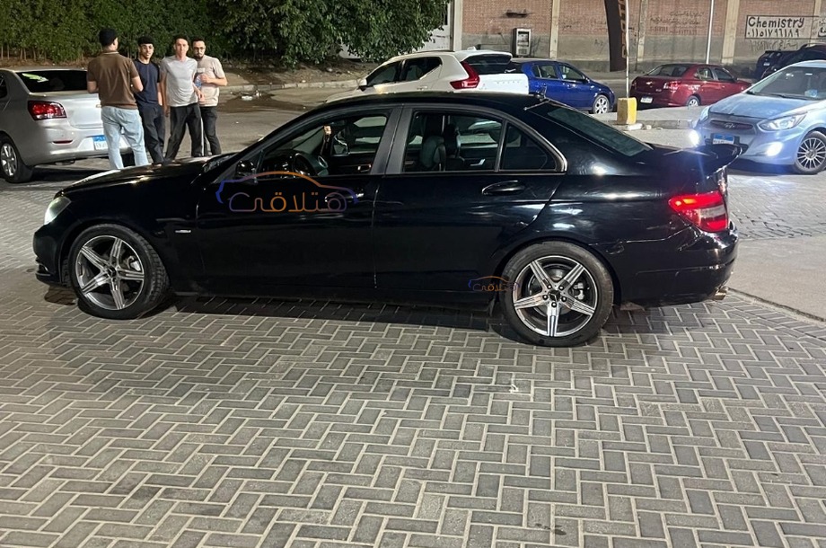 C 180 Mercedes أسود