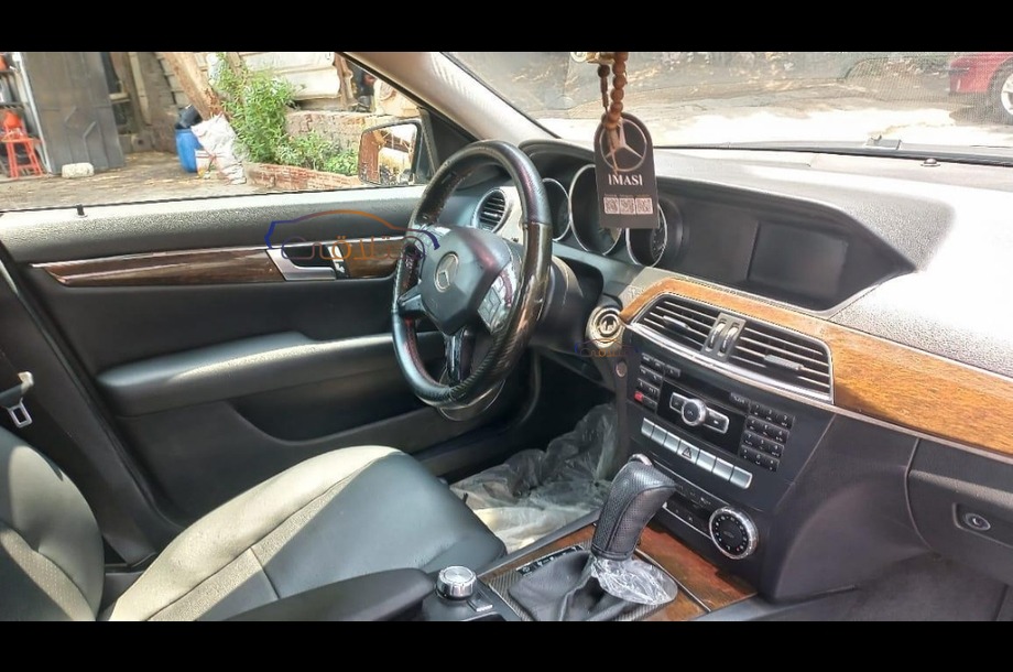 C 180 Mercedes أسود