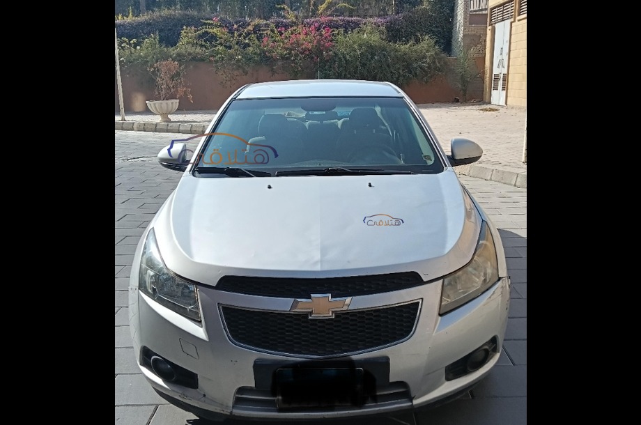 Cruze Chevrolet فضي