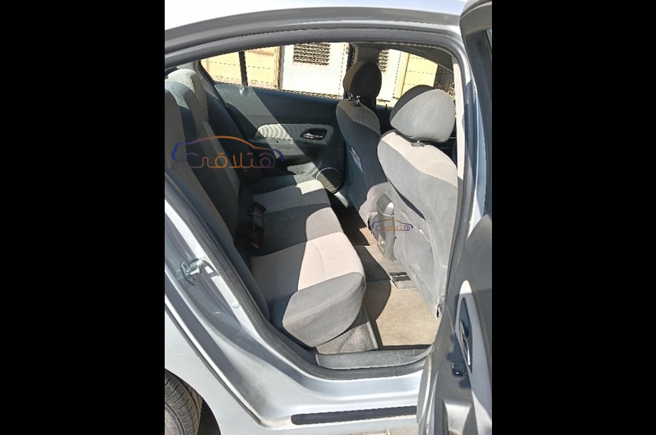 Cruze Chevrolet فضي